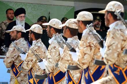 رژه نیروهای مسلح از مقابل جایگاه