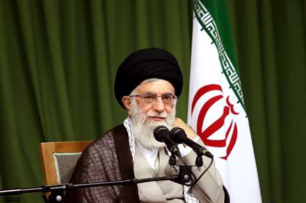 احمد بودش یارو علی یاور او/هر کس که محب علی خامنه است