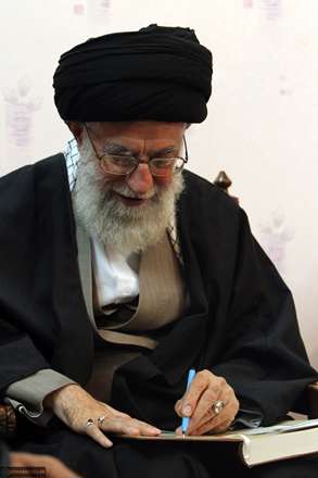 از عشق تو رهـــــــــبرا نمردن ظلم است/در گوشه ي خانه جان سپردن ظلم است