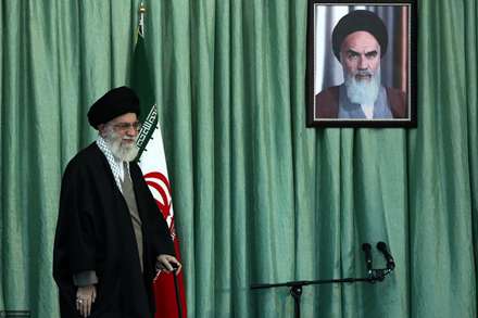 من در کنف ولايتت مي خوابم آقاجان/اي در قِبَلِ دسيسه بيدارترين سيدعلي