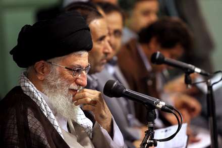 از مــا بـتـرس طــایــفــه ای پــر اراده ایــم/مــا مـثـل کـوه پشـت علی ایـستاده ایم