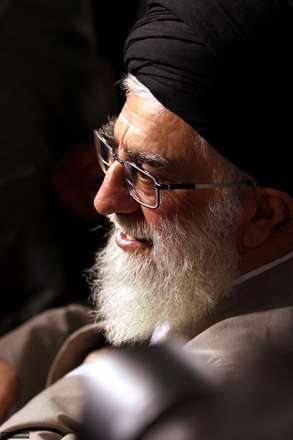 با خامنه ای کسی نگردد گمراه/او در شب فتنه می درخشد چون ماه