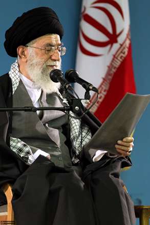 خیل کوفیان! به کوری دو چشمتان/مطیع امر سید علی را رنگ عوض نمی کند