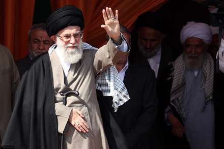 شهري به آتش ميکشم گرتو لبت را تر کني/من چون گلي در دست تو تا که مرا پرپرکني