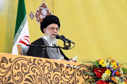 به دشمن کور دل بگویید/که ما تا پای شهادتیم با خامنه ای