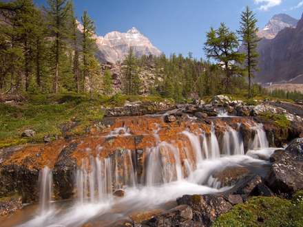 آبشار کوچک و زیبا