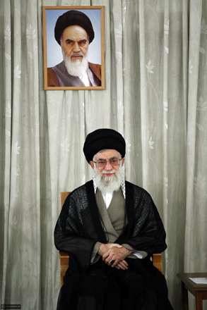 من سینه چاک رهبرم ای دشمن روح خدا/اگر اشاره ای کند سرت زتن کنم جدا