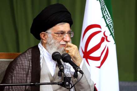 رهبر من نور چشمان من است /عشق او آیین و ایمان من است