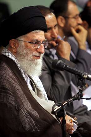 گرچه خورشیـد شیعیان پنهــان/مــاهِ روشن! شمـا که پـیــدایی