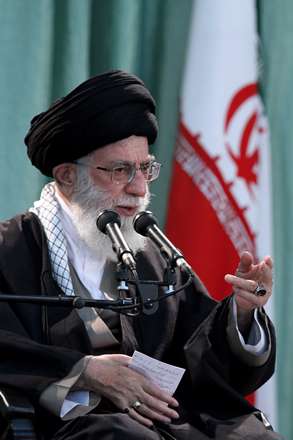 بذار تا هر چي ميخوان بگن ولي ما همينيم/توي چهره علي عکس خميني مي بينيم