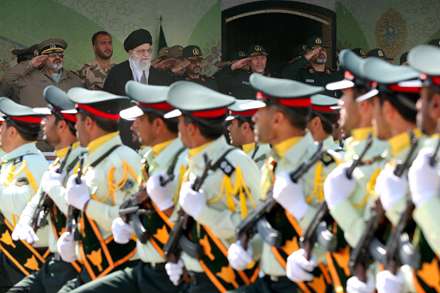 رژه در مقابل رهبر