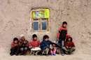 کودکان افغان در نزدیکی خانه خود را در هرات