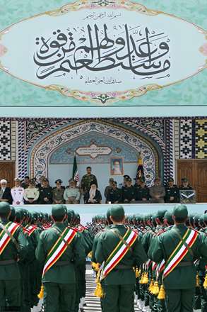 سان دیدن رهبر از نیروهای مسلح