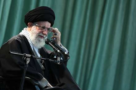 ما بسيجيان نمي گذاريم حتي/يک مو زسر خامنه اي کم گردد