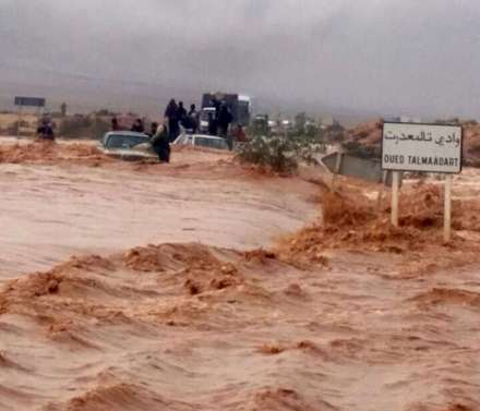 گیر افتاده در سیلاب