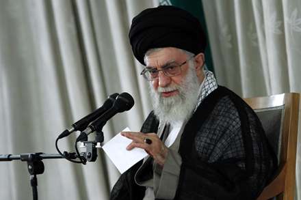 ای چرخ تو را به حق قرآن سوگند/ یک مو ز سر رهبر ما کم نکنی