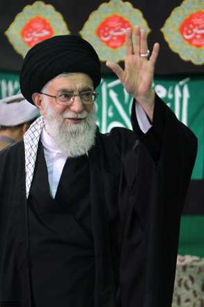 بر همه دشمن او لشگر شیطان لعنت/بر قد وارث آن پیر جماران صلوات