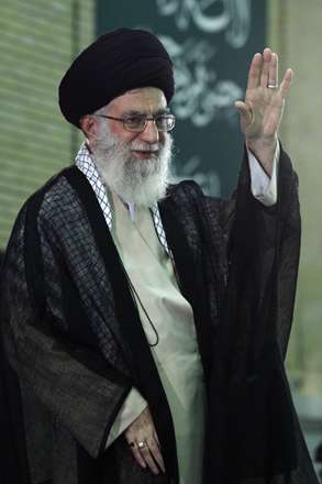 صد شکر که دستان ولي بر سر ماست...