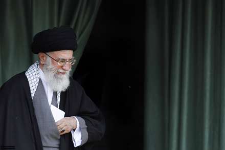 ای خامنه ای مولا،به حق مـــــــــــادرت زهرا/چشم دشمنانت کور، دست دشمنت کوتاه