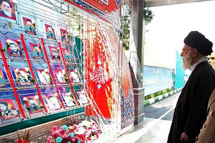 على جان ما کفن پوشان بتازیم/اگر فرمان دهى ما سر ببازیم