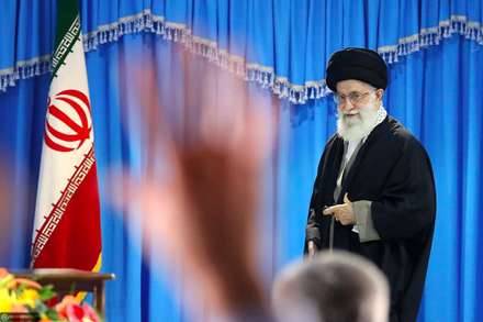 پس ازخدا و رسول و ائمه اطهار/تمام دارو ندارم امام خامنه ایست