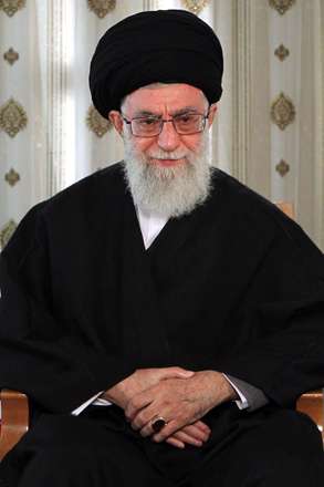 على جان ما کفن پوشان بتازیم/اگر فرمان دهى ما سر ببازیم