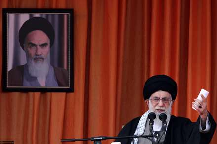 چشم تموم کائنات سوي عنايات علي/رهبر ما خامنه اي تحت حمايت علي