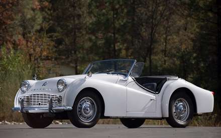 ماشین سفید قدیمی