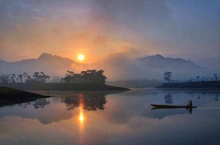 قایق سوار تنها