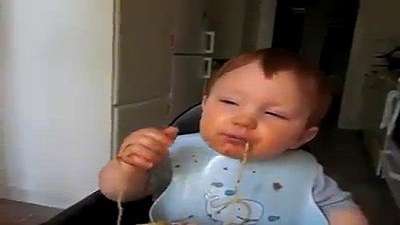 ماکارونی خوردن بچه شکمو