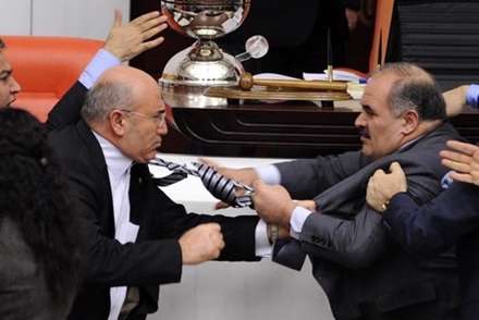 وقتی سیاستمدران دست به یقه می شوند