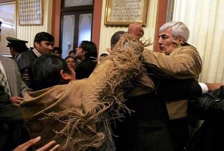 وقتی سیاستمدران دست به یقه می شوند