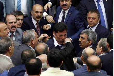 وقتی سیاستمدران دست به یقه می شوند