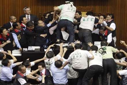 وقتی سیاستمدران دست به یقه می شوند