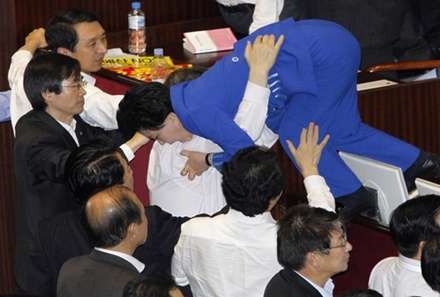 وقتی سیاستمدران دست به یقه می شوند