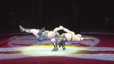 آکروبات بازی دو مرد با هیکل گنده