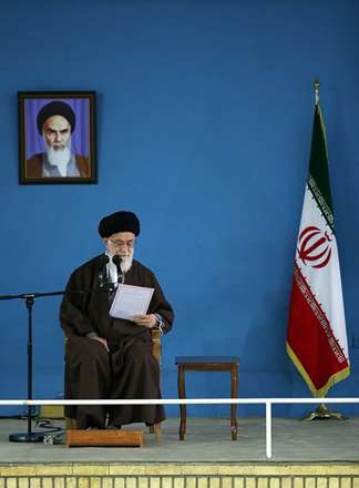 گزارش تصویری از دیدار جمعی از فرماندهان و کارکنان ارتش با مقام معظم رهبری