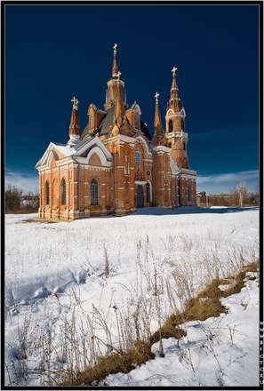 عمارتی میان دشت