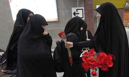 اهداء گل به بانوان در روز عفاف و حجاب