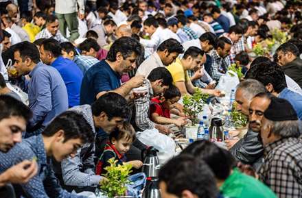 مراسم افطار در حرم مطهر رضوی