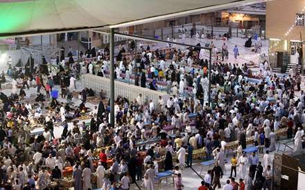 ضیافت افطاری در جوار حرم مطهر امام علی (ع)