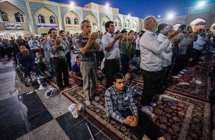 مراسم افطار در حرم مطهر رضوی