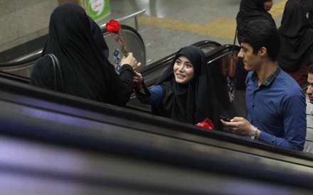 اهداء گل به بانوان در روز عفاف و حجاب