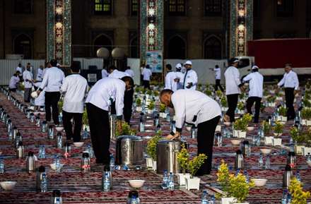 مراسم افطار در حرم مطهر رضوی