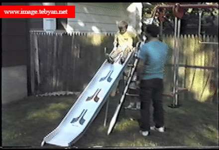 کودکی درحال سرسره بازی