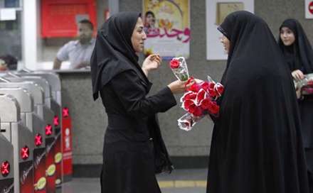 اهداء گل به بانوان در روز عفاف و حجاب