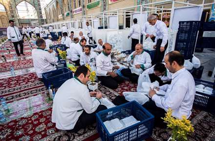 مراسم افطار در حرم مطهر رضوی