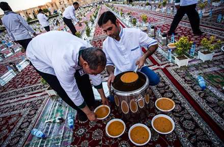 مراسم افطار در حرم مطهر رضوی