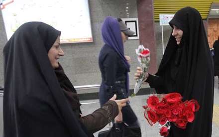 اهداء گل به بانوان در روز عفاف و حجاب