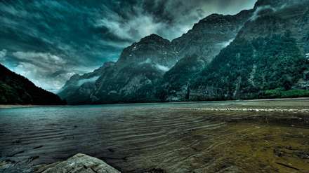 تصویر hdr رودخانه ای در دل کوه